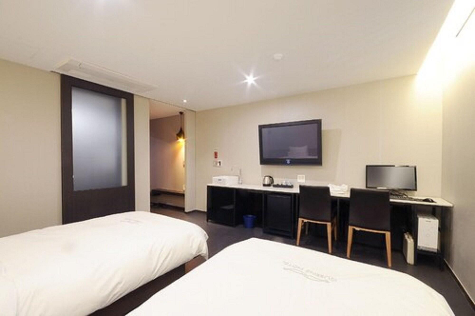 Queens Hotel Seomyeon Busan Bagian luar foto