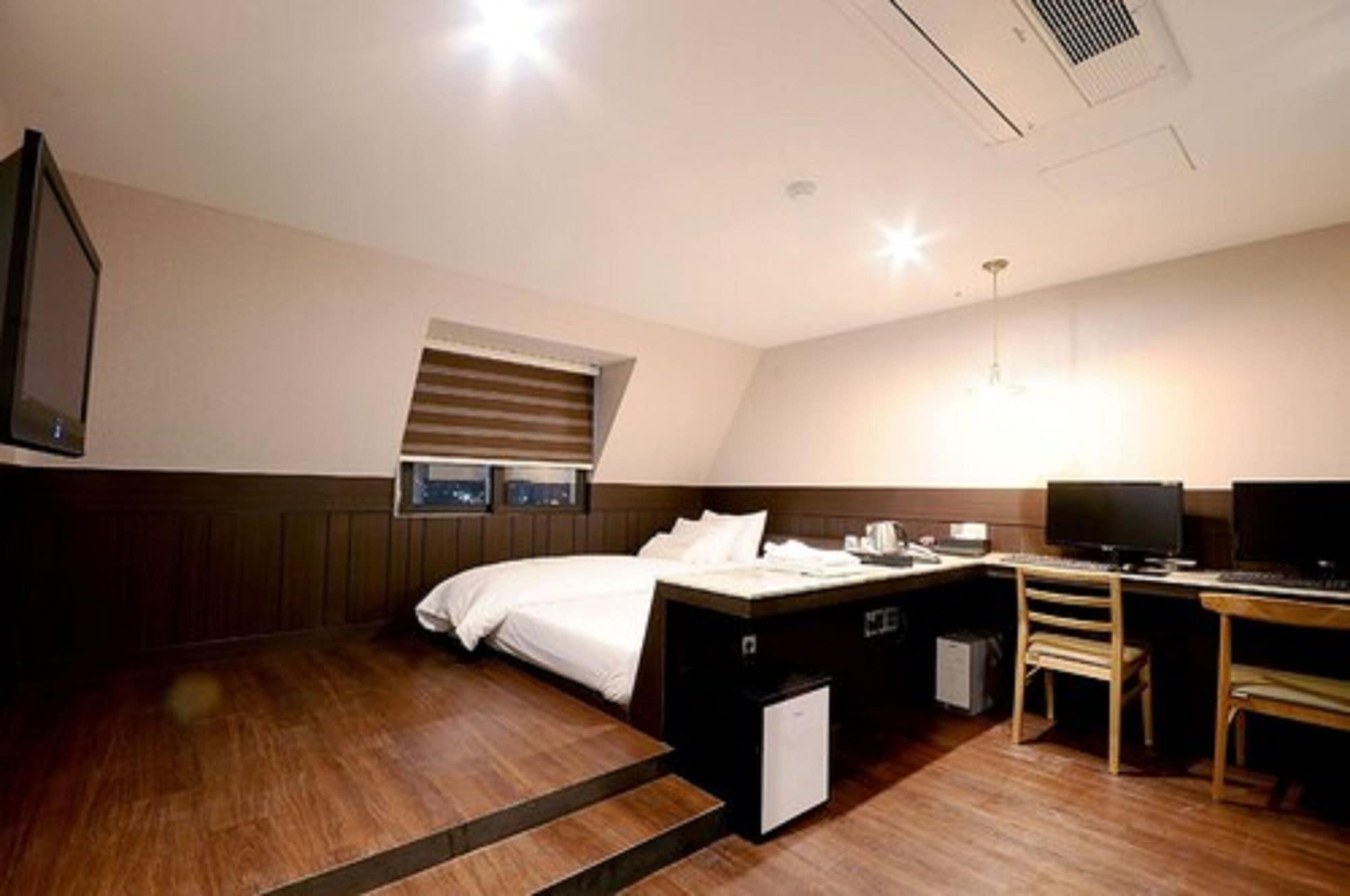 Queens Hotel Seomyeon Busan Bagian luar foto