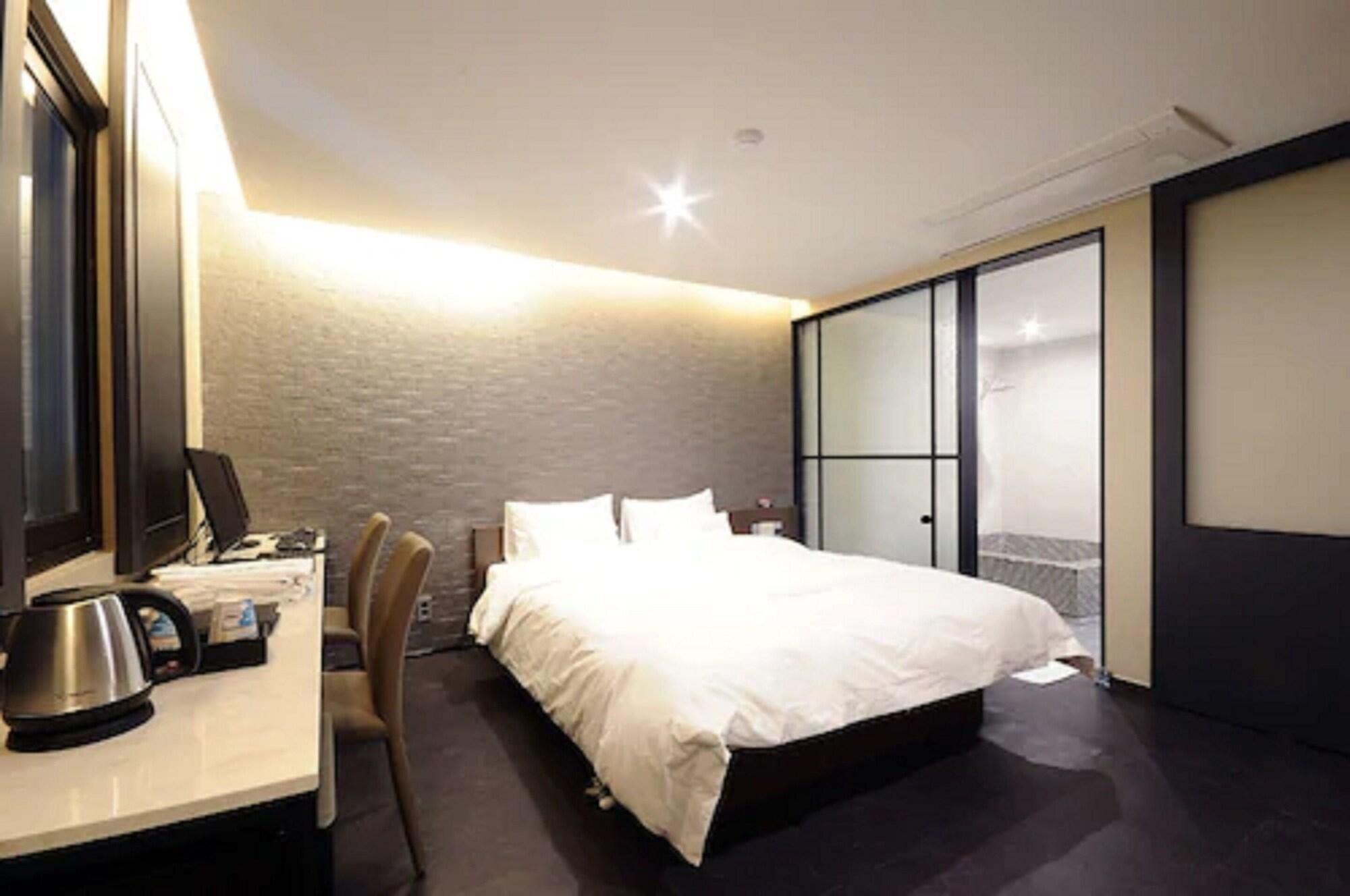 Queens Hotel Seomyeon Busan Bagian luar foto