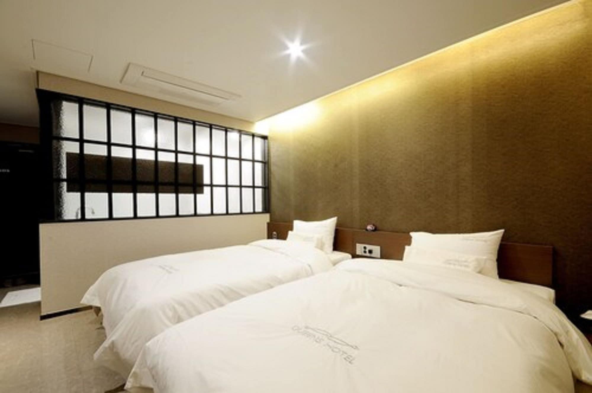 Queens Hotel Seomyeon Busan Bagian luar foto