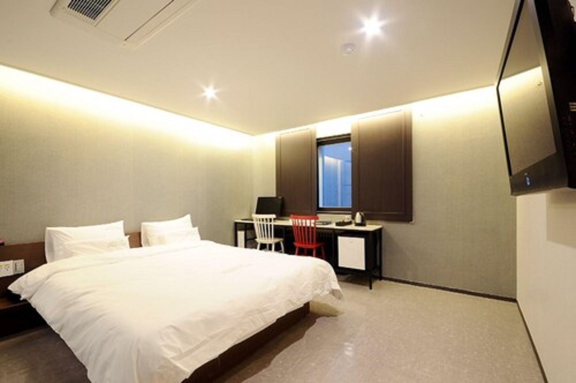 Queens Hotel Seomyeon Busan Bagian luar foto