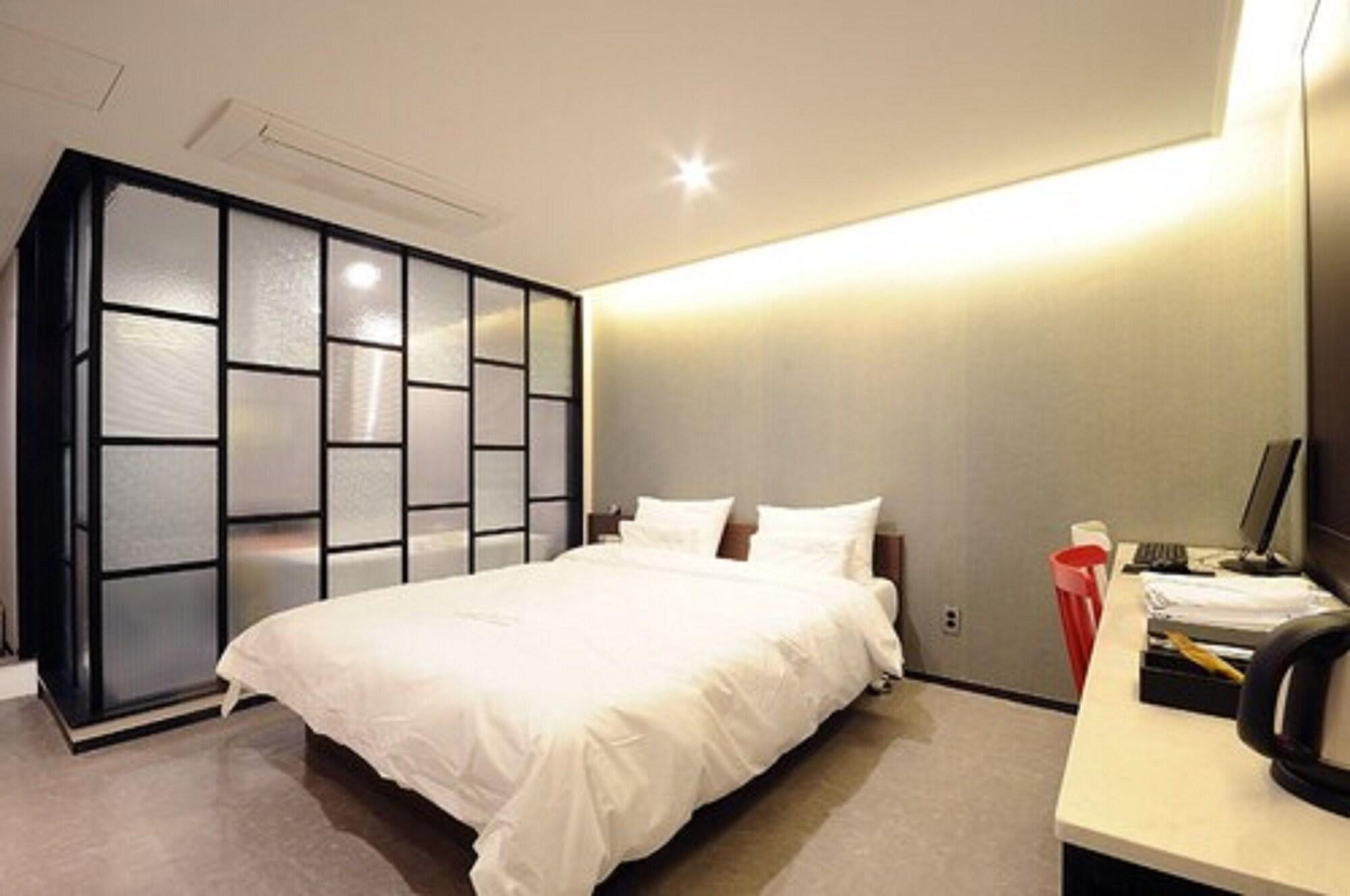 Queens Hotel Seomyeon Busan Bagian luar foto