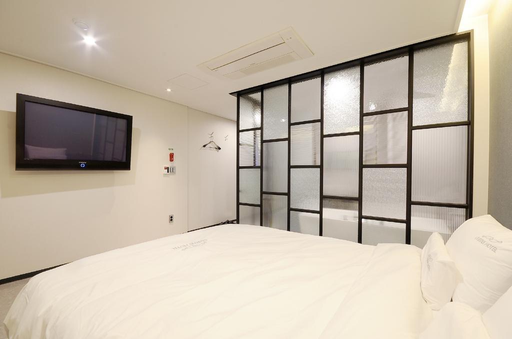 Queens Hotel Seomyeon Busan Bagian luar foto