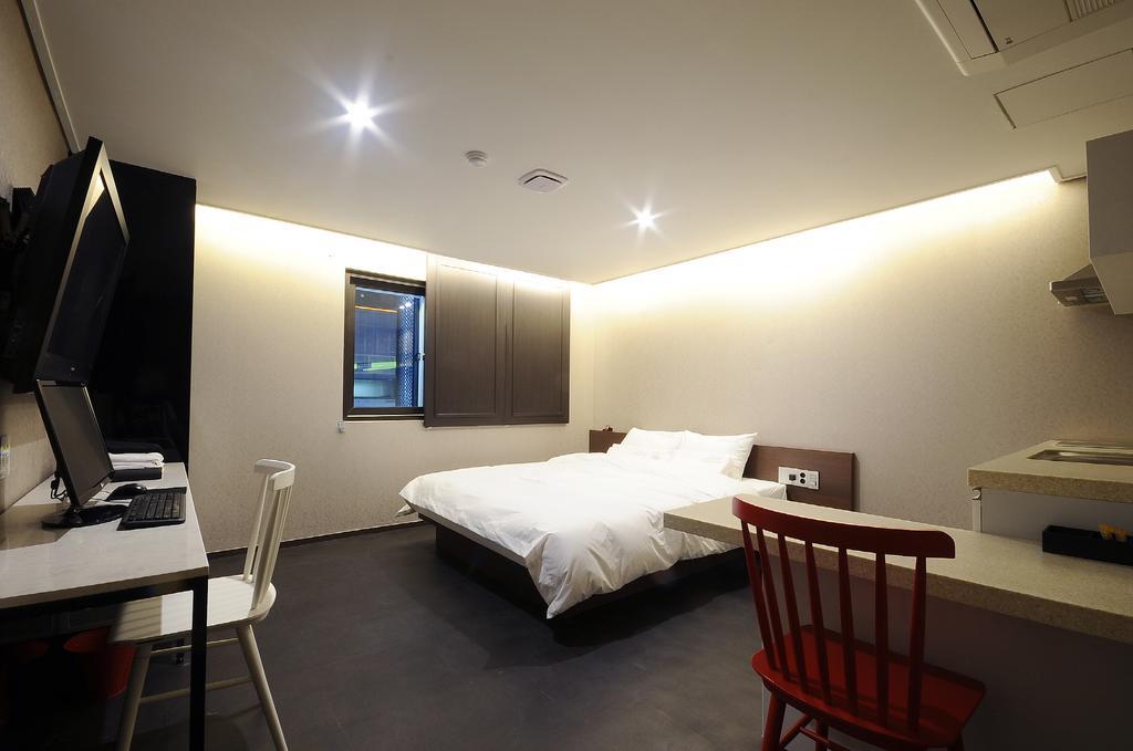 Queens Hotel Seomyeon Busan Bagian luar foto