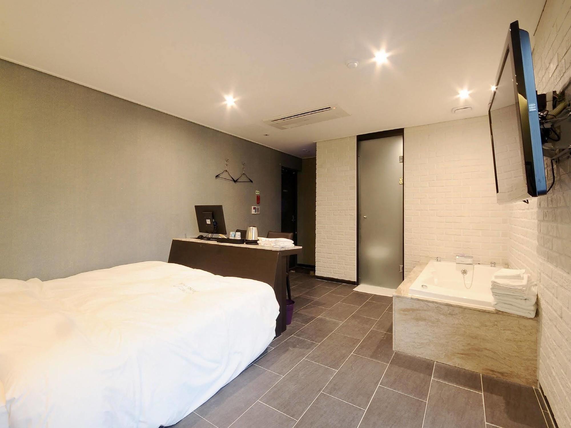 Queens Hotel Seomyeon Busan Bagian luar foto