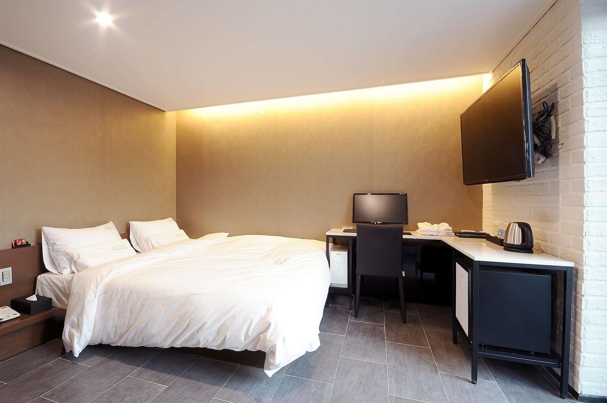 Queens Hotel Seomyeon Busan Bagian luar foto