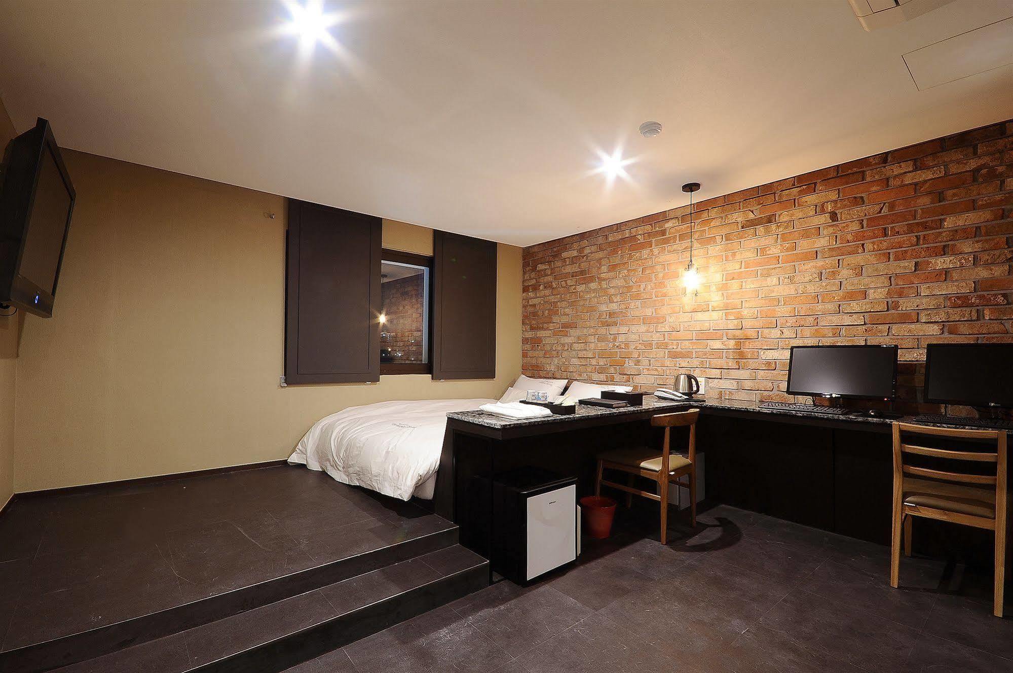 Queens Hotel Seomyeon Busan Bagian luar foto