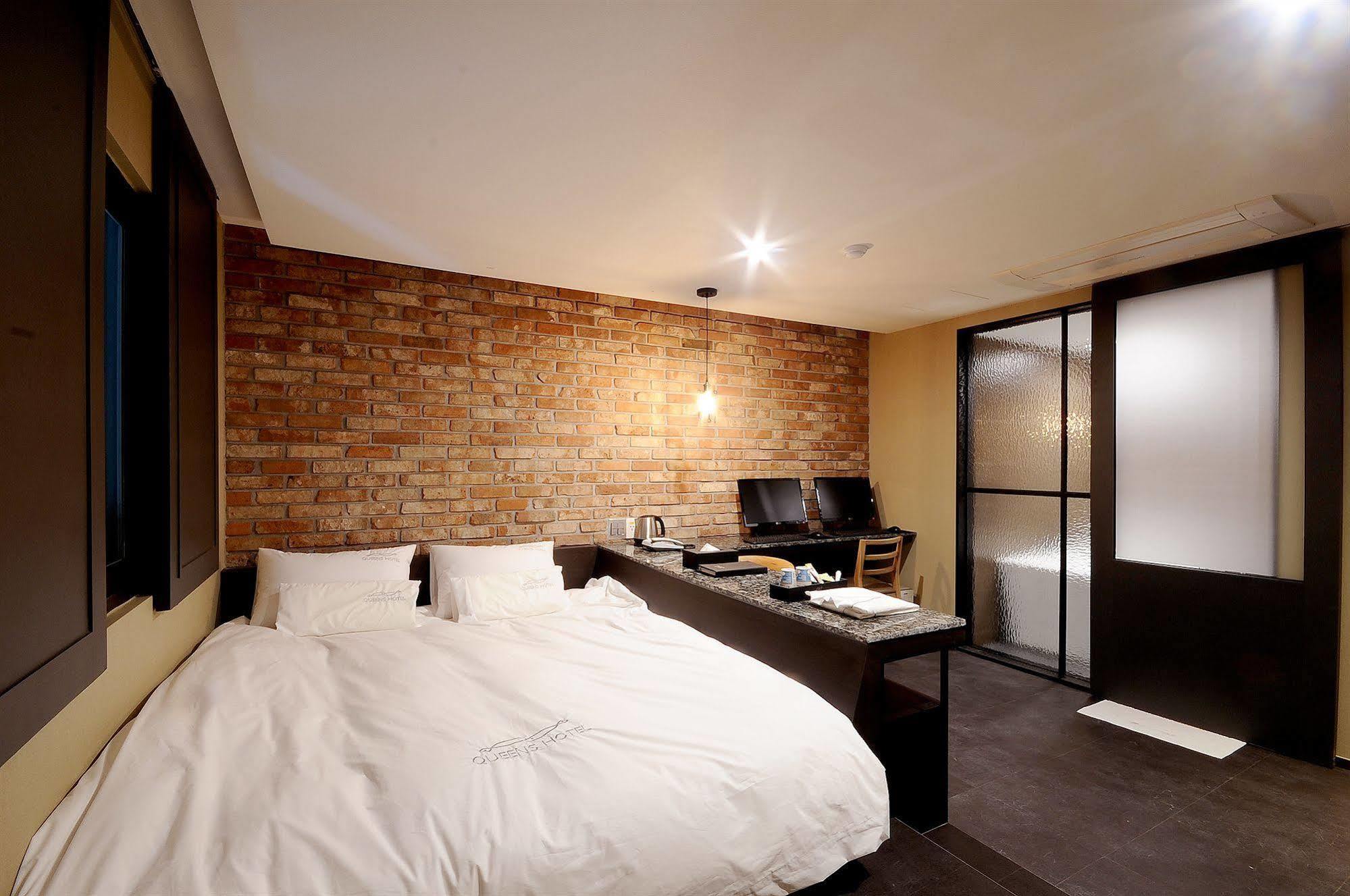 Queens Hotel Seomyeon Busan Bagian luar foto