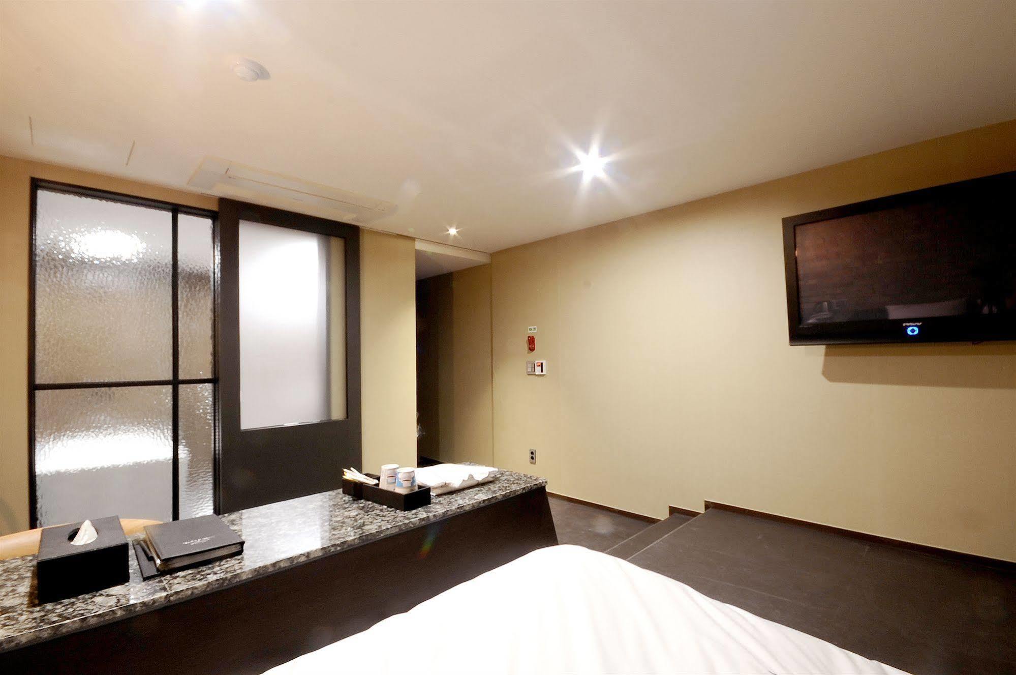 Queens Hotel Seomyeon Busan Bagian luar foto