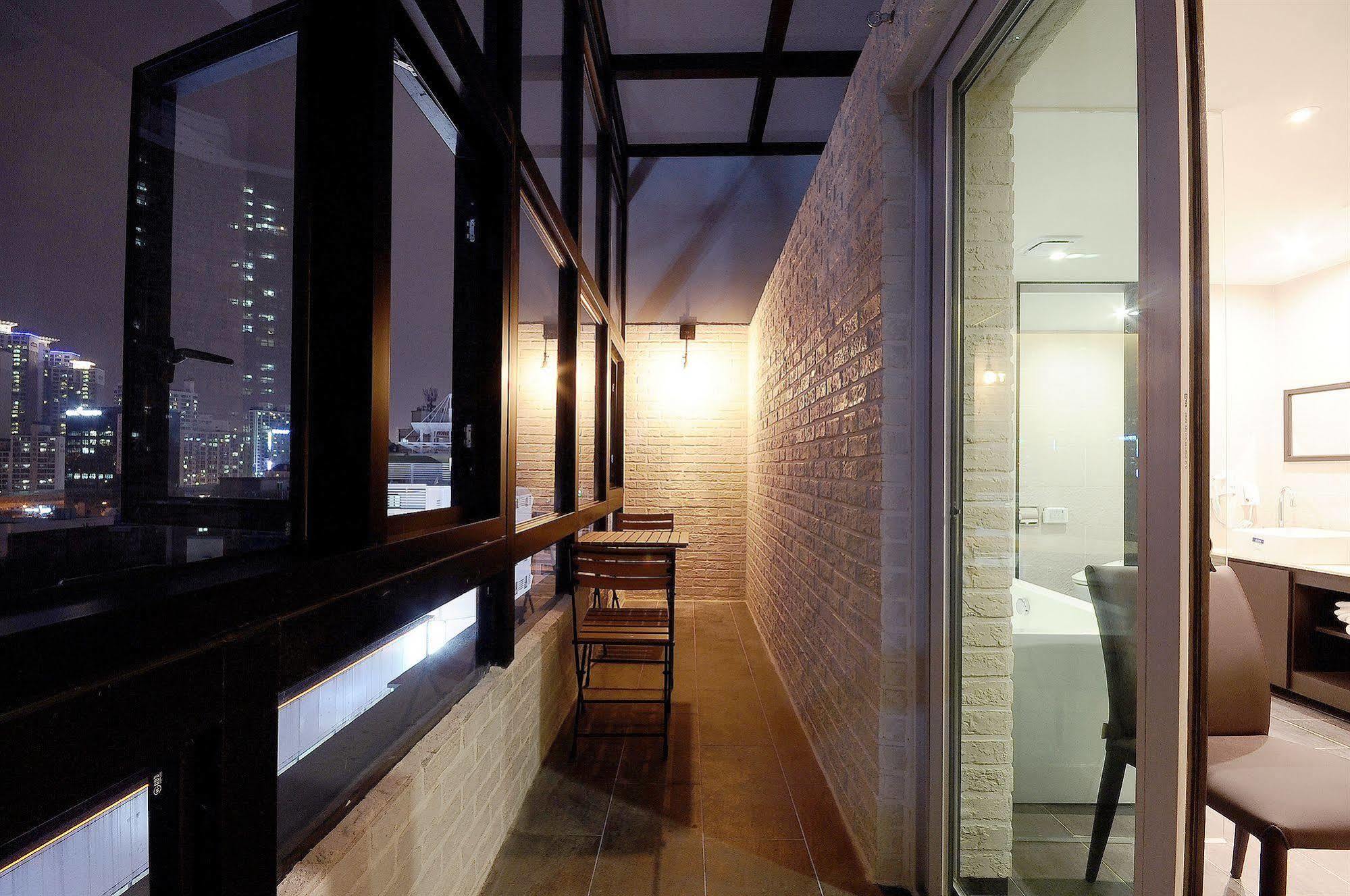 Queens Hotel Seomyeon Busan Bagian luar foto