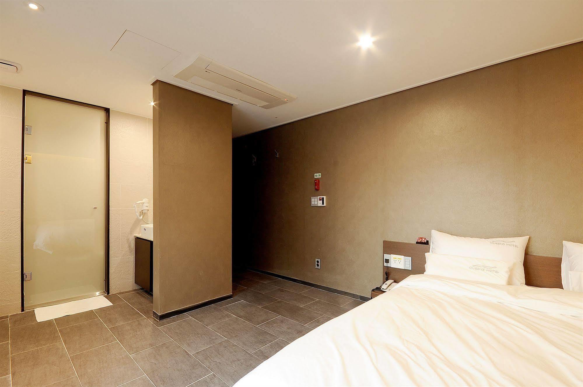 Queens Hotel Seomyeon Busan Bagian luar foto