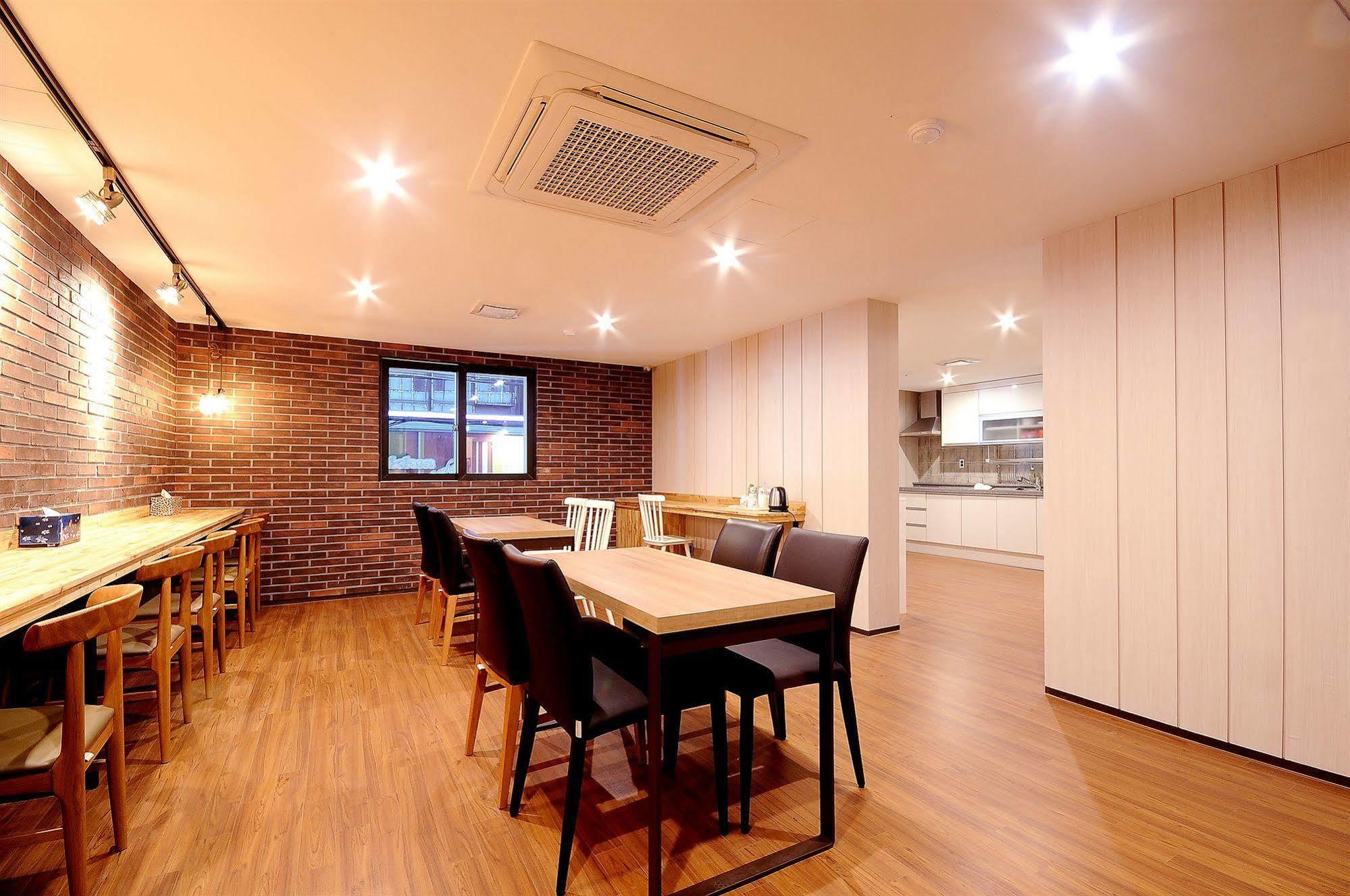 Queens Hotel Seomyeon Busan Bagian luar foto